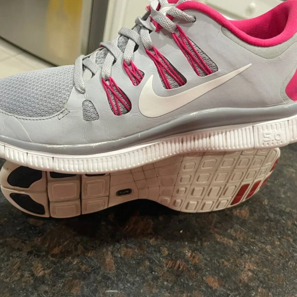 NIKE FREE‎ RUN 5.0 WOLF GREY AND HOT PINK SNEAKERS SZ 10 SPORTY RUNNING GYM YOGA